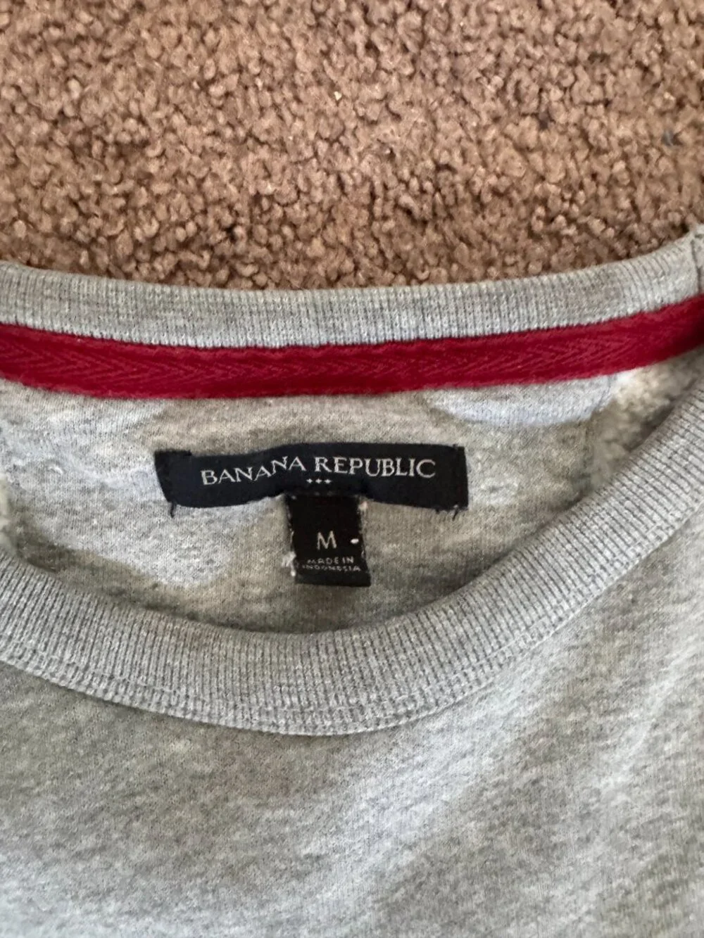 Banana Republic Crewneck Size Medium but fits a small.